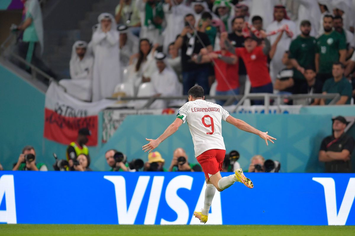 Moment uluitor: Lewandowski l-a egalat pe legendarul Pele și a început să plângă pe teren!