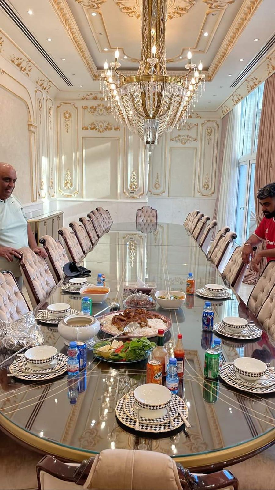 Masa la care fanii englezi au mâncat, alături de miliardarul din Qatar. Foto: Twitter: @MrTegSingh Ce experiență în Qatar » Un milionar local a intrat în vorbă cu niște fani englezi și i-a invitat la el acasă: „Nici măcar nu puteți visa prin ce am trecut noi”
