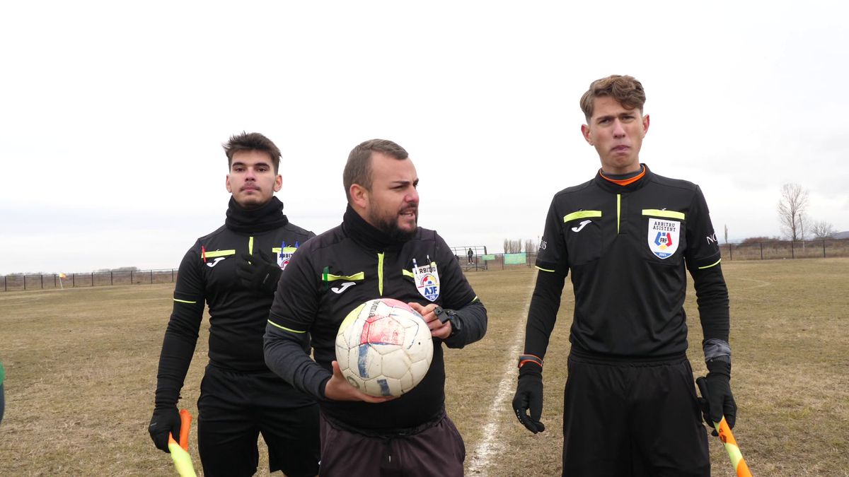 Vânătorul Rățoaia joacă cu mici și pastramă pe marginea terenului! „Uite-l și p-ăsta! Cu cerbul carpatin ne distrăm la maximum”