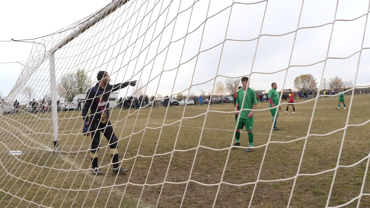 Vânătorul Rățoaia joacă cu mici și pastramă pe marginea terenului! „Uite-l și p-ăsta! Cu cerbul carpatin ne distrăm la maximum”