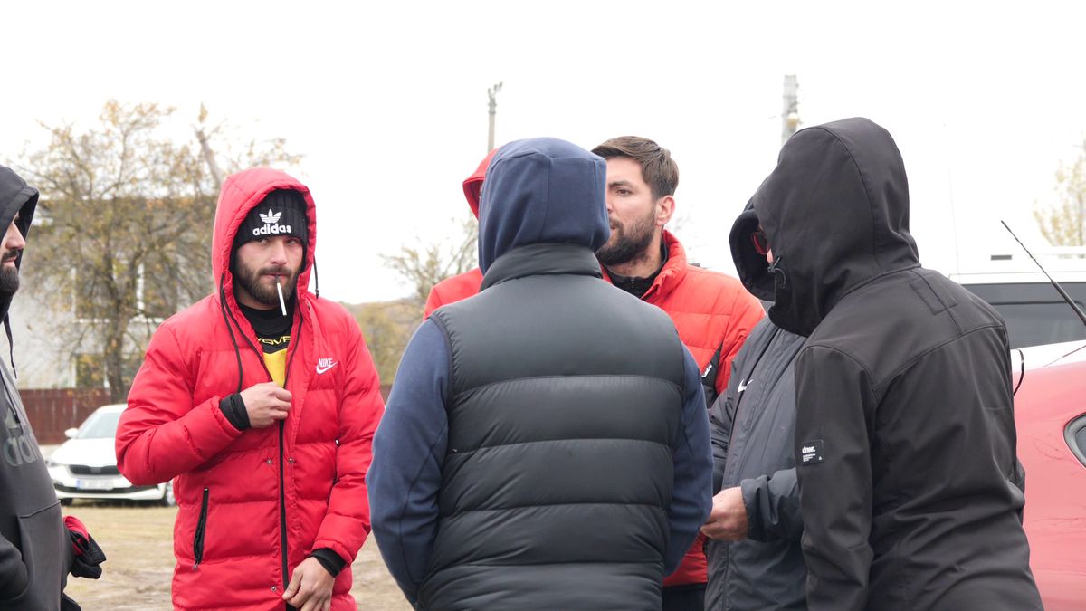 Vânătorul Rățoaia joacă cu mici și pastramă pe marginea terenului! „Uite-l și p-ăsta! Cu cerbul carpatin ne distrăm la maximum”