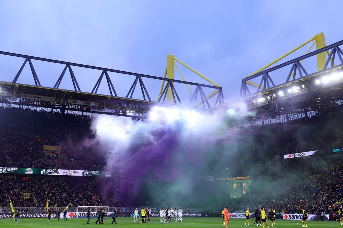 Moment INCREDIBIL pe stadionul Borussiei Dortmund » O echipă de renume din România, sărbătorită de nemți: torțe, fum și un mesaj imens