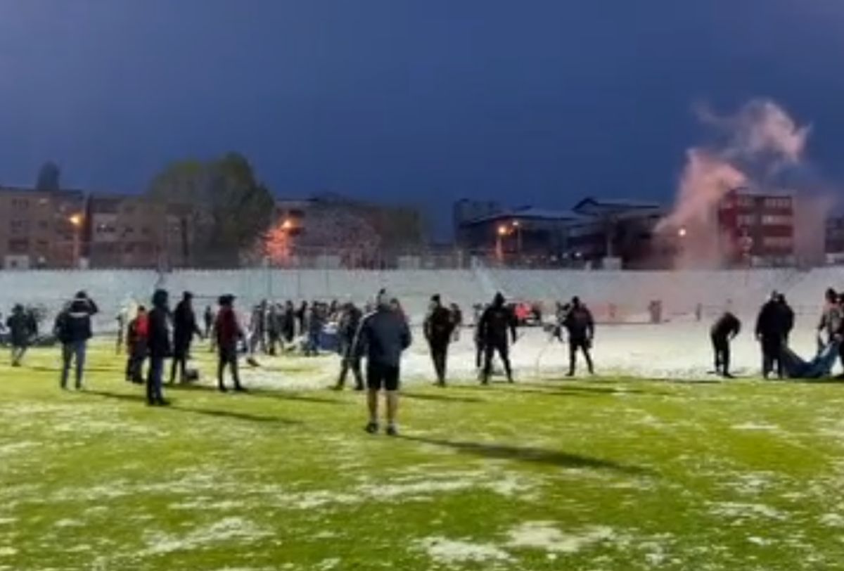 Imagine colosală de la Galați » Dorinel Munteanu a pus mâna pe lopată și a dat la zăpadă! Președintele i-a urmat exemplul