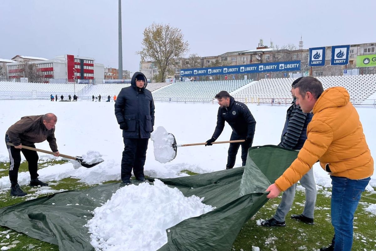 Imagine colosală de la Galați » Dorinel Munteanu a pus mâna pe lopată și a dat la zăpadă! Președintele i-a urmat exemplul