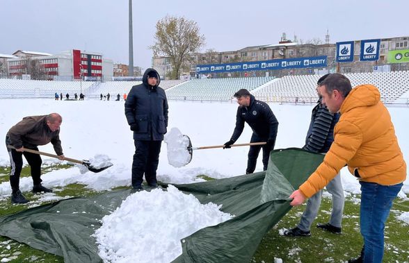 Imagine colosală de la Galați » Dorinel Munteanu a pus mâna pe lopată și a dat la zăpadă! Președintele i-a urmat exemplul