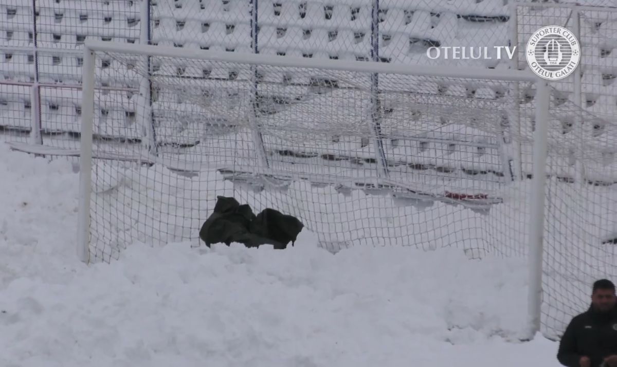 Imagine colosală de la Galați » Dorinel Munteanu a pus mâna pe lopată și a dat la zăpadă! Președintele i-a urmat exemplul