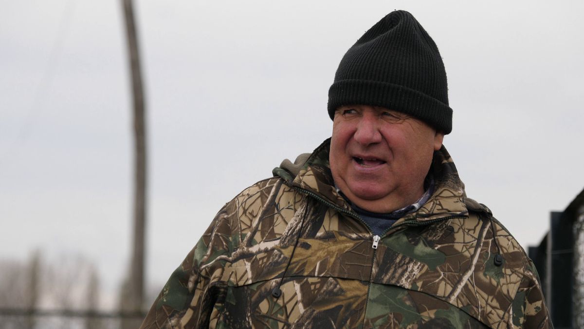 Vânătorul Rățoaia joacă cu mici și pastramă pe marginea terenului! „Uite-l și p-ăsta! Cu cerbul carpatin ne distrăm la maximum”