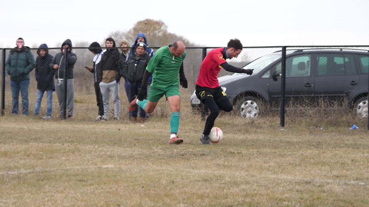 Vânătorul Rățoaia joacă cu mici și pastramă pe marginea terenului! „Uite-l și p-ăsta! Cu cerbul carpatin ne distrăm la maximum”