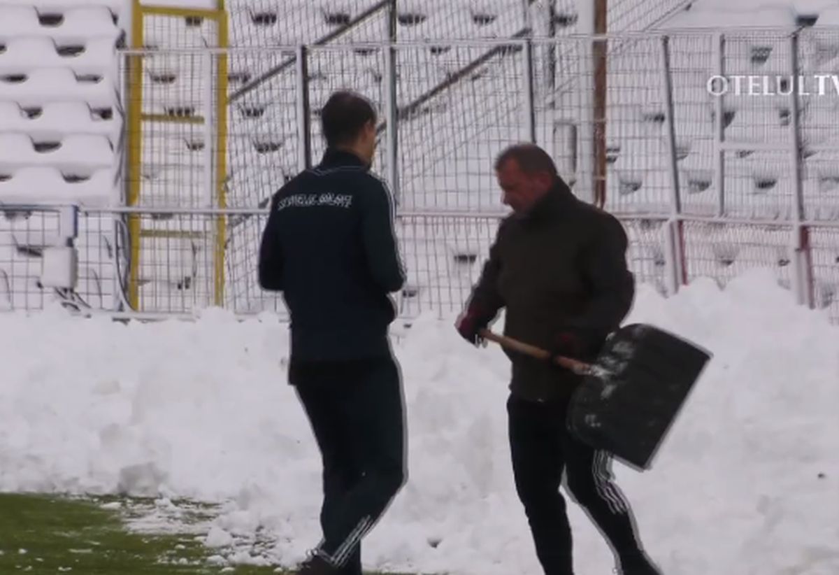 Imagine colosală de la Galați » Dorinel Munteanu a pus mâna pe lopată și a dat la zăpadă! Președintele i-a urmat exemplul