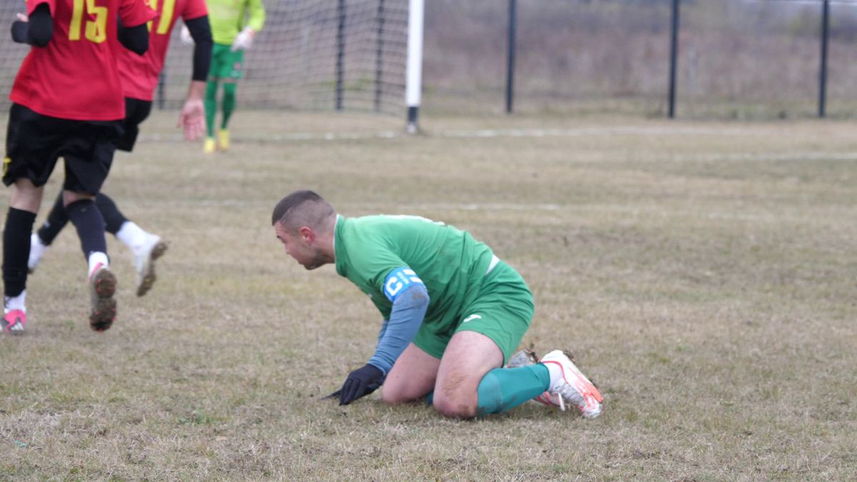 Vânătorul Rățoaia joacă cu mici și pastramă pe marginea terenului! „Uite-l și p-ăsta! Cu cerbul carpatin ne distrăm la maximum”