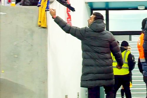 FCSB a învins-o pe Dinamo, scor 1-0. Elias Charalambous (43 de ani), antrenorul liderului din Superligă, și-a pierdut cumpătul și arătat un semn obscen imediat după fluierul final.