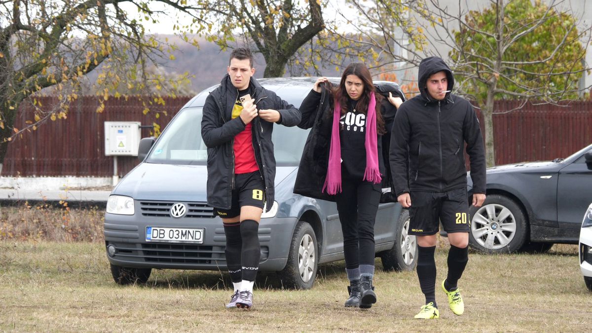 Vânătorul Rățoaia joacă cu mici și pastramă pe marginea terenului! „Uite-l și p-ăsta! Cu cerbul carpatin ne distrăm la maximum”