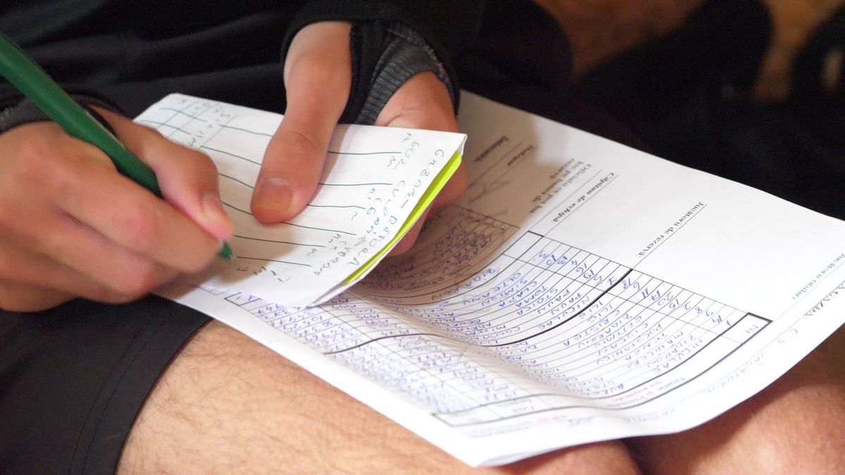 Vânătorul Rățoaia joacă cu mici și pastramă pe marginea terenului! „Uite-l și p-ăsta! Cu cerbul carpatin ne distrăm la maximum”