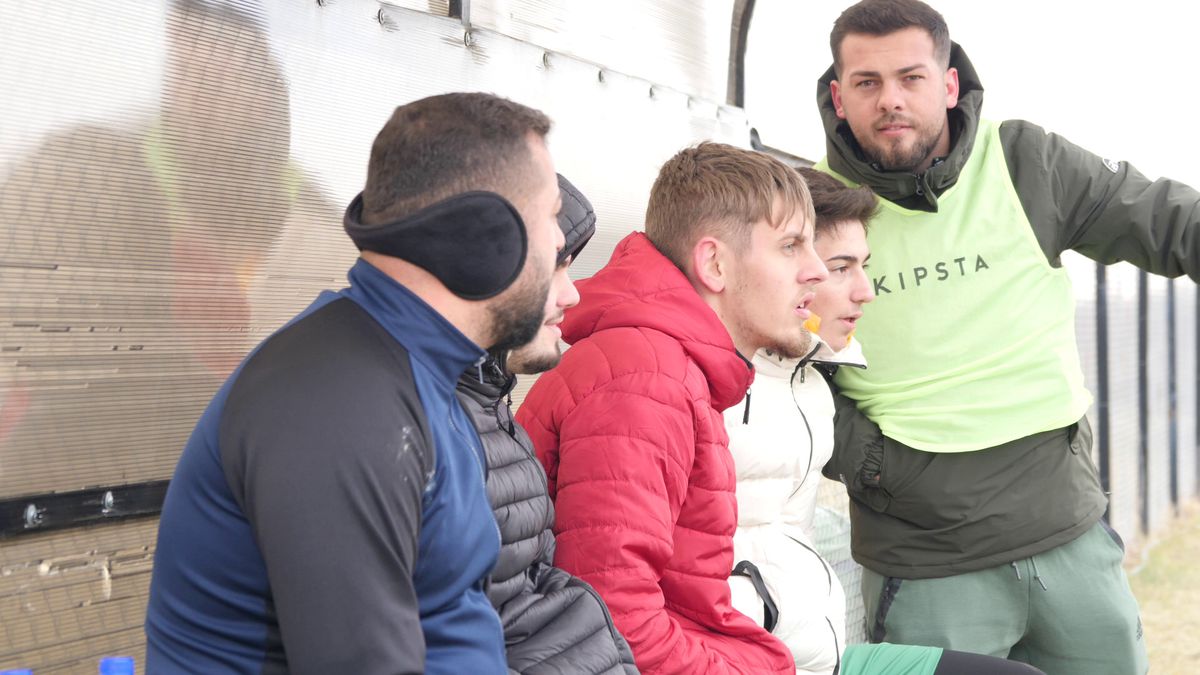 Vânătorul Rățoaia joacă cu mici și pastramă pe marginea terenului! „Uite-l și p-ăsta! Cu cerbul carpatin ne distrăm la maximum”