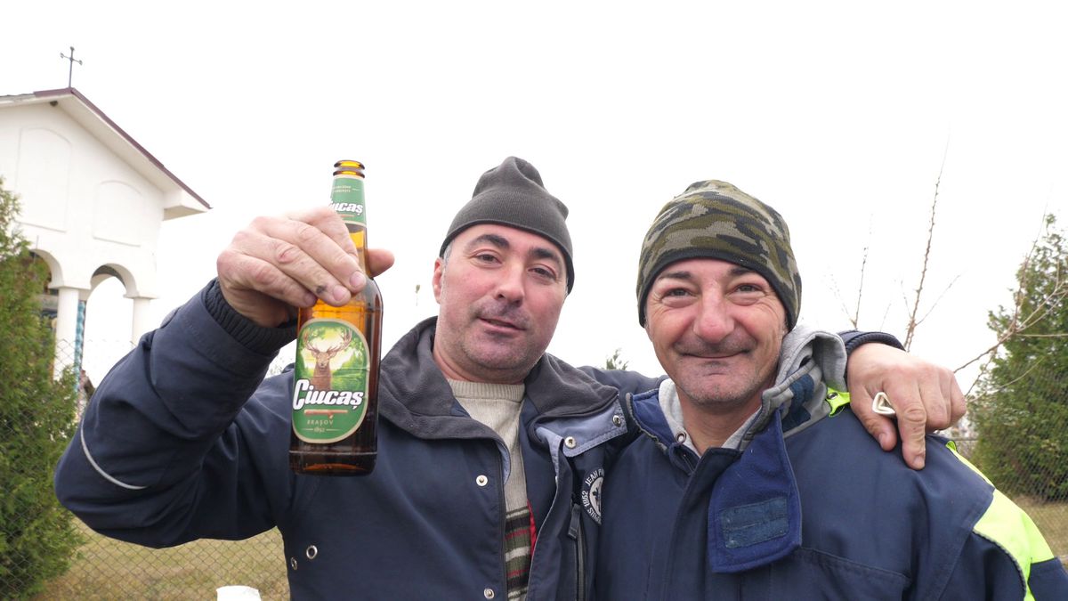 Vânătorul Rățoaia joacă cu mici și pastramă pe marginea terenului! „Uite-l și p-ăsta! Cu cerbul carpatin ne distrăm la maximum”