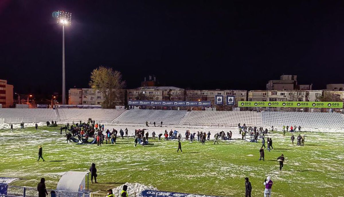 Imagine colosală de la Galați » Dorinel Munteanu a pus mâna pe lopată și a dat la zăpadă! Președintele i-a urmat exemplul