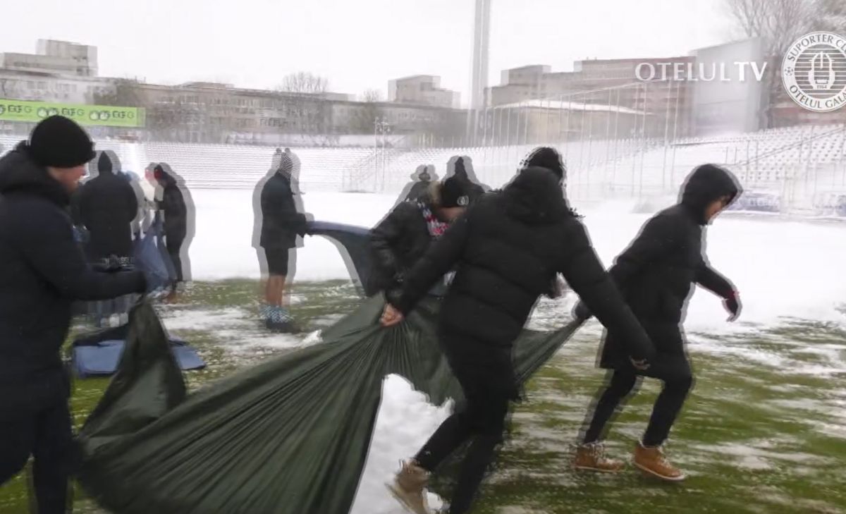 Imagine colosală de la Galați » Dorinel Munteanu a pus mâna pe lopată și a dat la zăpadă! Președintele i-a urmat exemplul