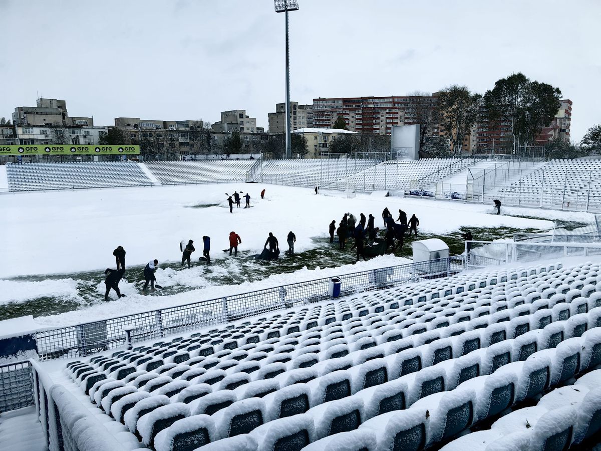 Imagine colosală de la Galați » Dorinel Munteanu a pus mâna pe lopată și a dat la zăpadă! Președintele i-a urmat exemplul