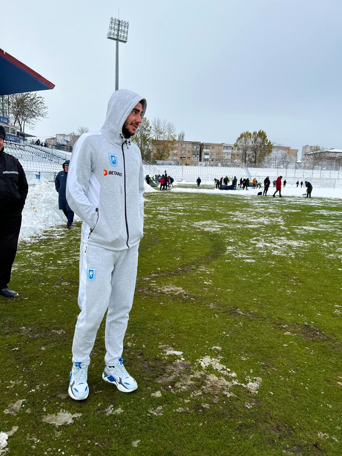 Imagine colosală de la Galați » Dorinel Munteanu a pus mâna pe lopată și a dat la zăpadă! Președintele i-a urmat exemplul