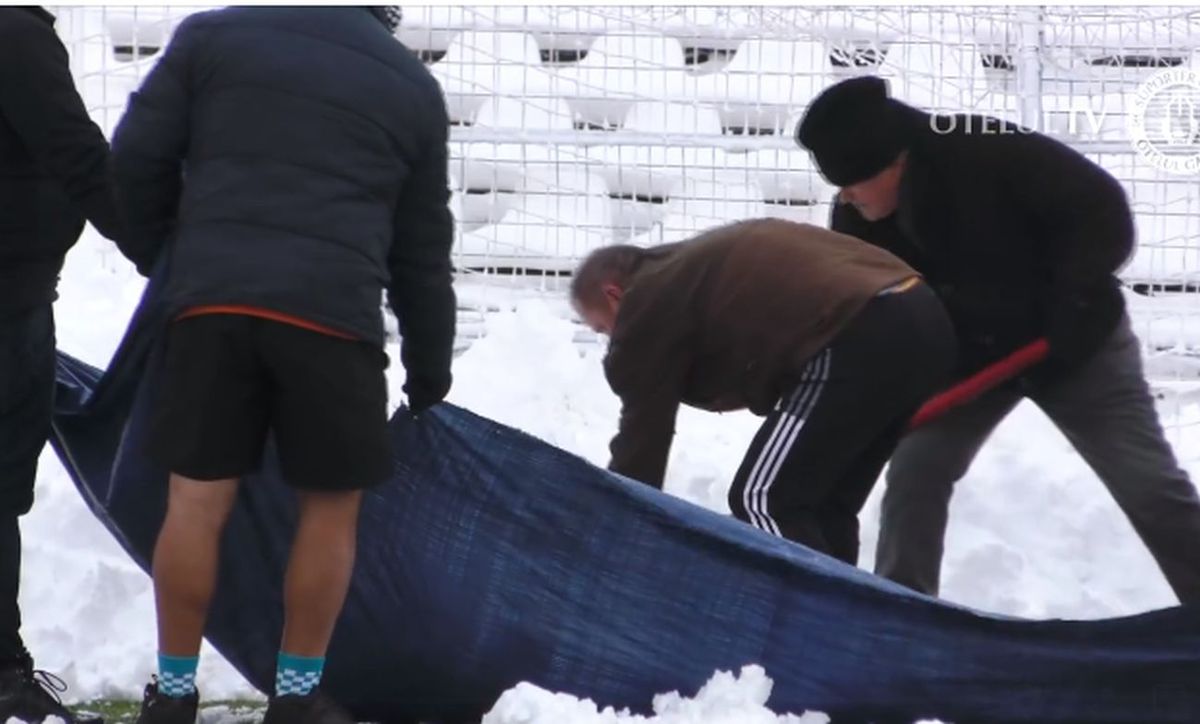 Imagine colosală de la Galați » Dorinel Munteanu a pus mâna pe lopată și a dat la zăpadă! Președintele i-a urmat exemplul