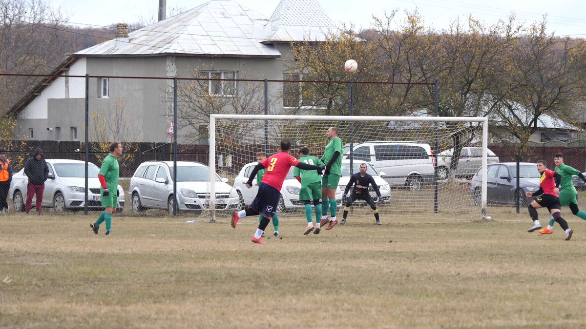 Vânătorul Rățoaia joacă cu mici și pastramă pe marginea terenului! „Uite-l și p-ăsta! Cu cerbul carpatin ne distrăm la maximum”