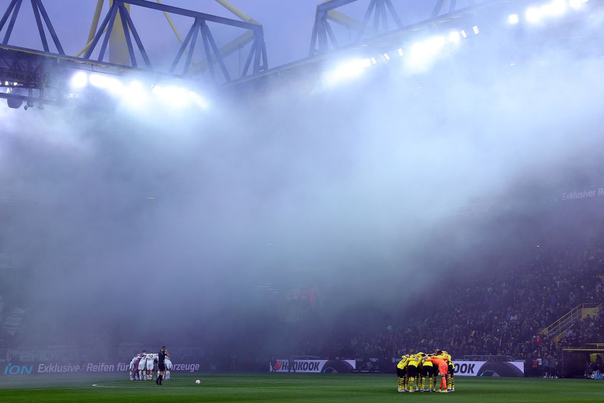 Moment INCREDIBIL pe stadionul Borussiei Dortmund » O echipă de renume din România, sărbătorită de nemți: torțe, fum și un mesaj imens