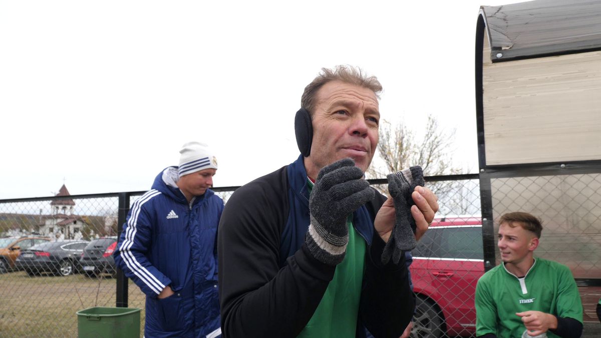 Vânătorul Rățoaia joacă cu mici și pastramă pe marginea terenului! „Uite-l și p-ăsta! Cu cerbul carpatin ne distrăm la maximum”