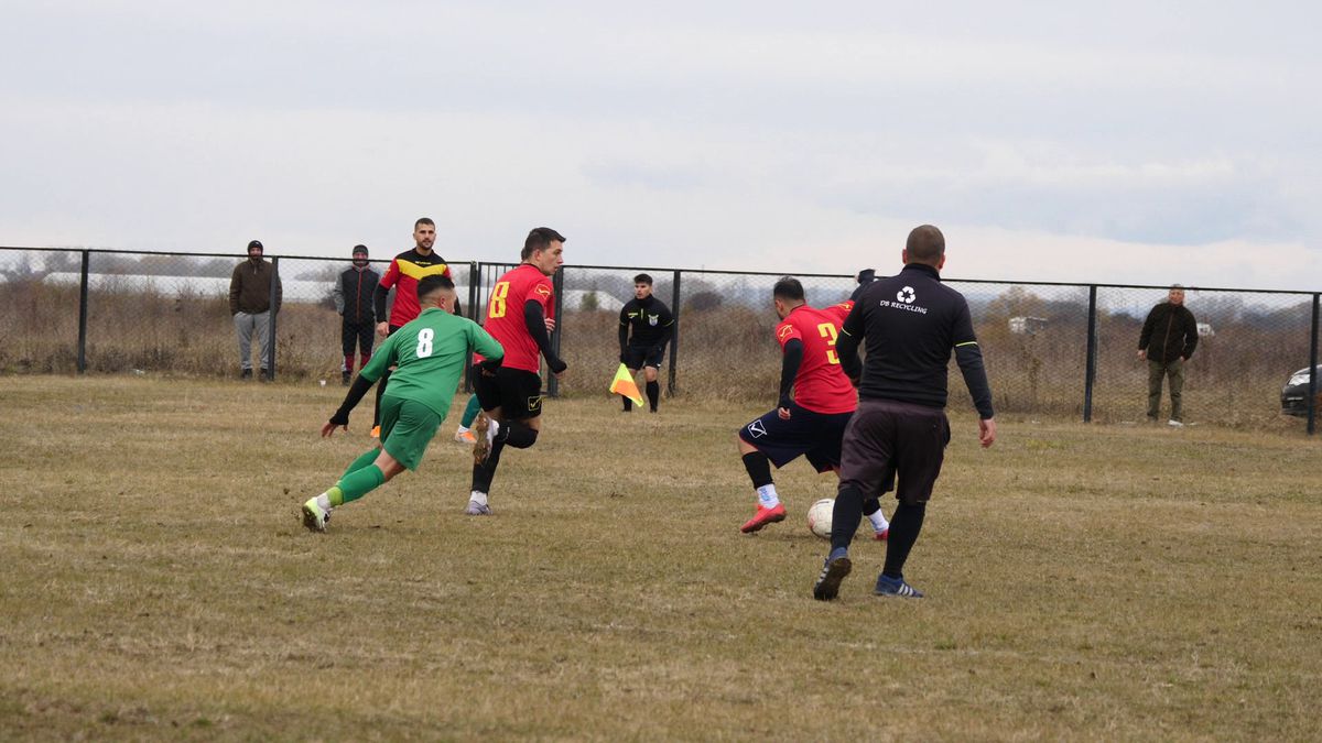 Vânătorul Rățoaia joacă cu mici și pastramă pe marginea terenului! „Uite-l și p-ăsta! Cu cerbul carpatin ne distrăm la maximum”