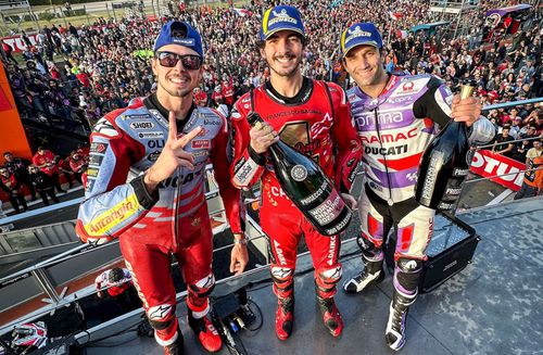 Pilotul italian Francesco Bagnaia (centrul imaginii) s-a impus în Marele Premiu al Valenciei şi a câştigat al doilea titlu consecutiv în MotoGP. / FOTO: Twitter