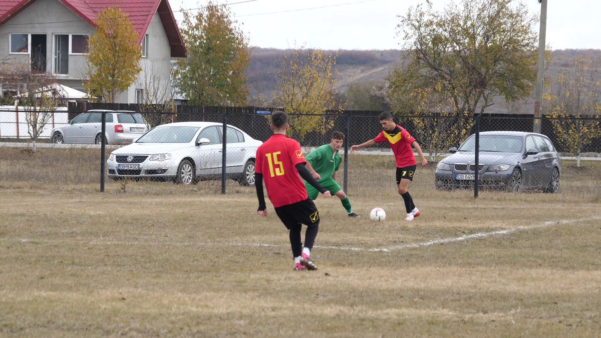 Vânătorul Rățoaia joacă cu mici și pastramă pe marginea terenului! „Uite-l și p-ăsta! Cu cerbul carpatin ne distrăm la maximum”