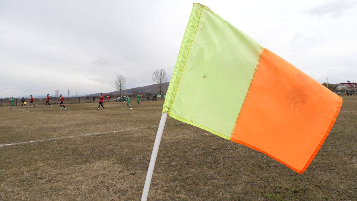 Vânătorul Rățoaia joacă cu mici și pastramă pe marginea terenului! „Uite-l și p-ăsta! Cu cerbul carpatin ne distrăm la maximum”