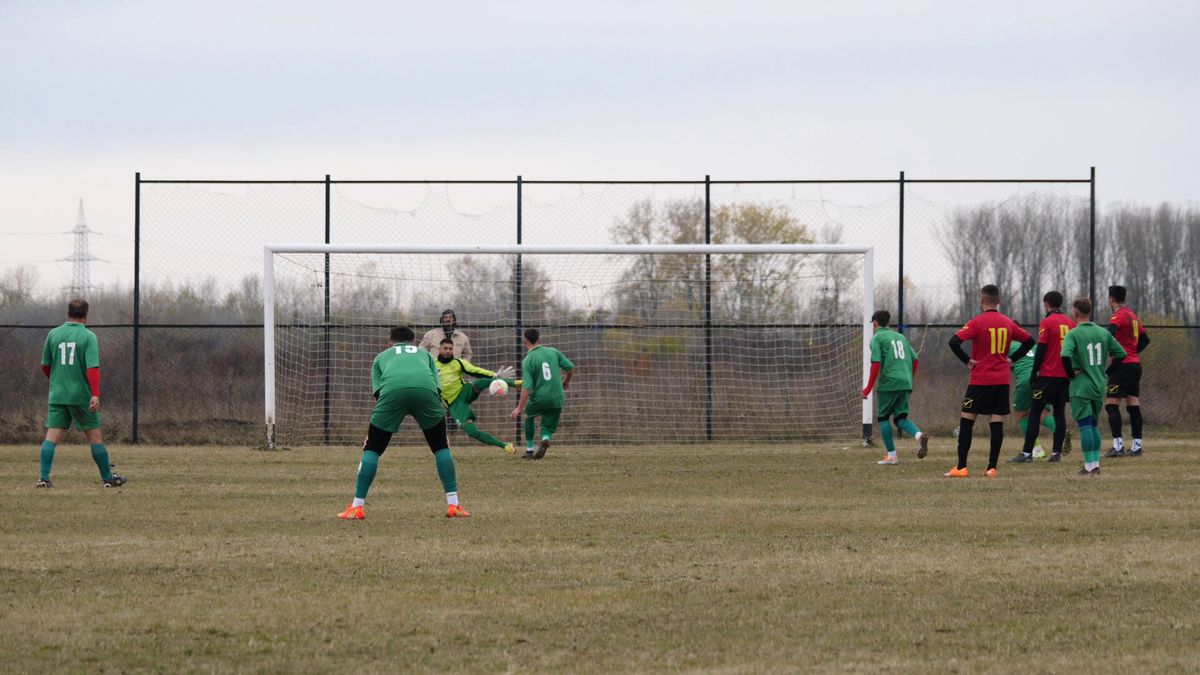 Vânătorul Rățoaia joacă cu mici și pastramă pe marginea terenului! „Uite-l și p-ăsta! Cu cerbul carpatin ne distrăm la maximum”