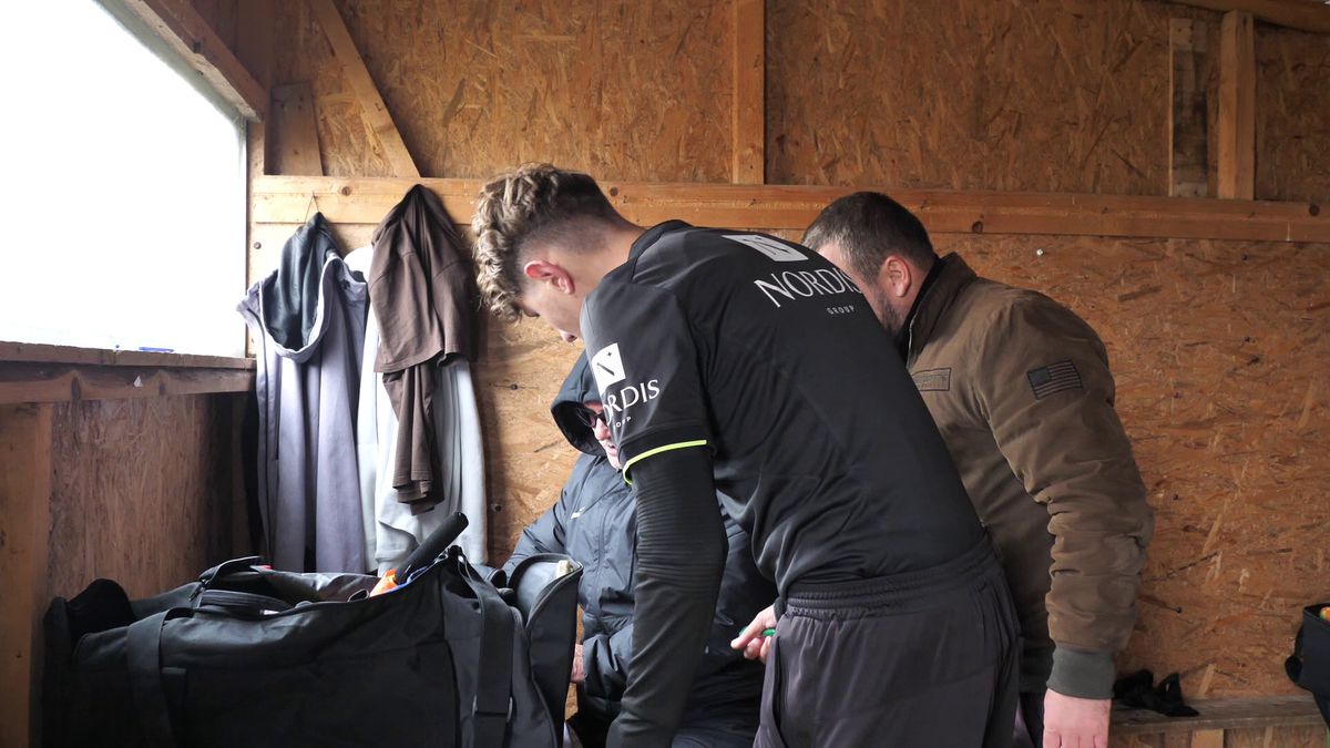 Vânătorul Rățoaia joacă cu mici și pastramă pe marginea terenului! „Uite-l și p-ăsta! Cu cerbul carpatin ne distrăm la maximum”