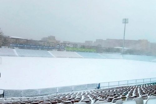 Partida dintre Oțelul Galați și CS Universitatea Craiova, programată duminică, în runda cu numărul 17 din Superliga, ar putea fi amânată. Stadionul din urbea moldoveană este plin de zăpadă, cu puțin peste 6 ore înainte de startul meciului.