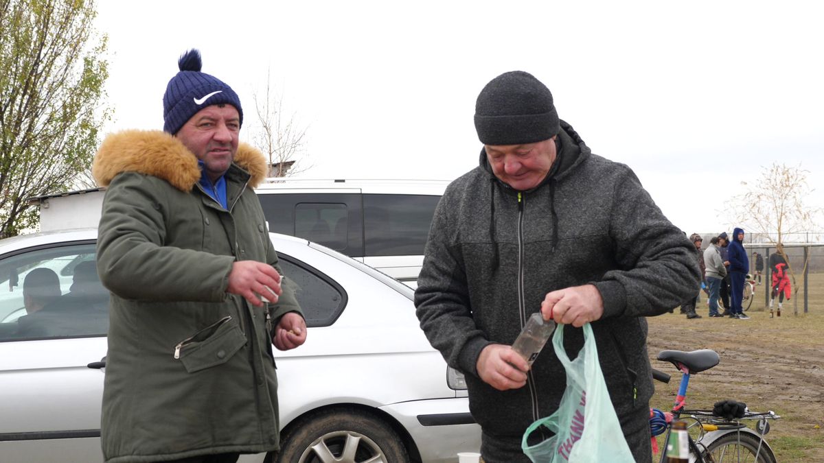 Vânătorul Rățoaia joacă cu mici și pastramă pe marginea terenului! „Uite-l și p-ăsta! Cu cerbul carpatin ne distrăm la maximum”