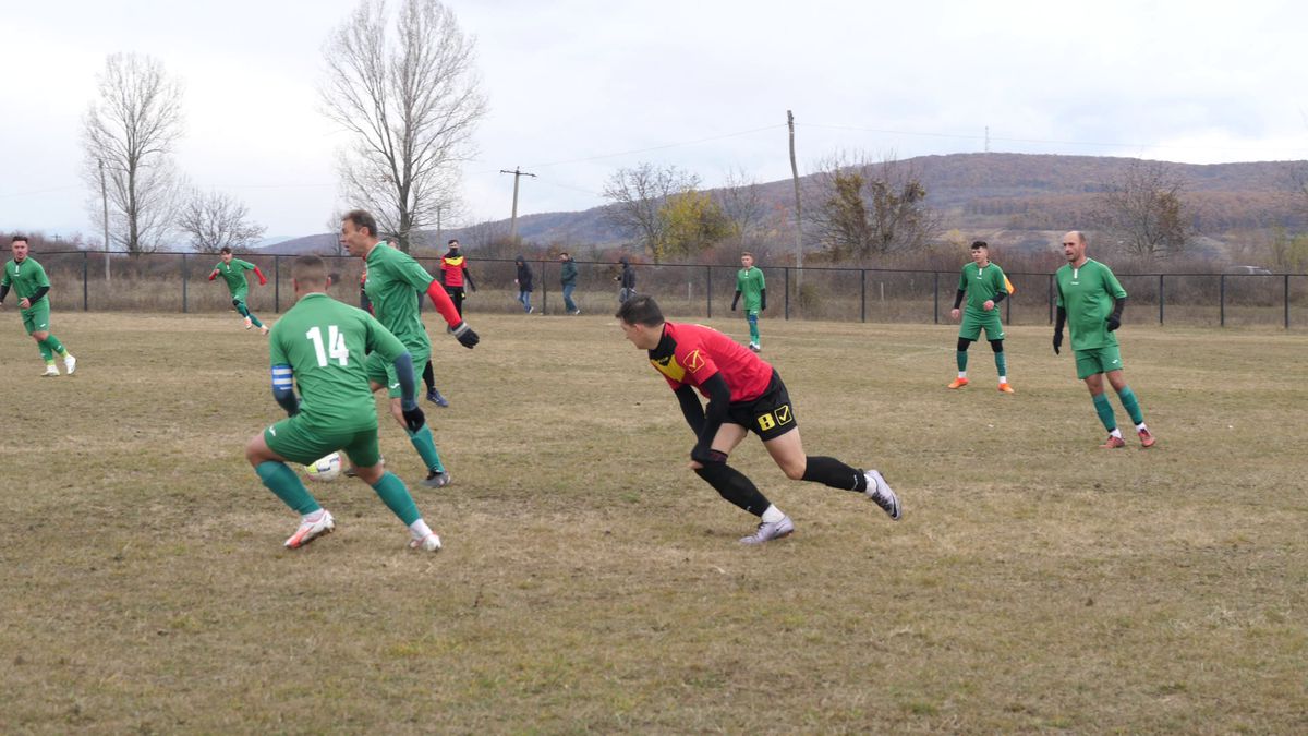 Vânătorul Rățoaia joacă cu mici și pastramă pe marginea terenului! „Uite-l și p-ăsta! Cu cerbul carpatin ne distrăm la maximum”