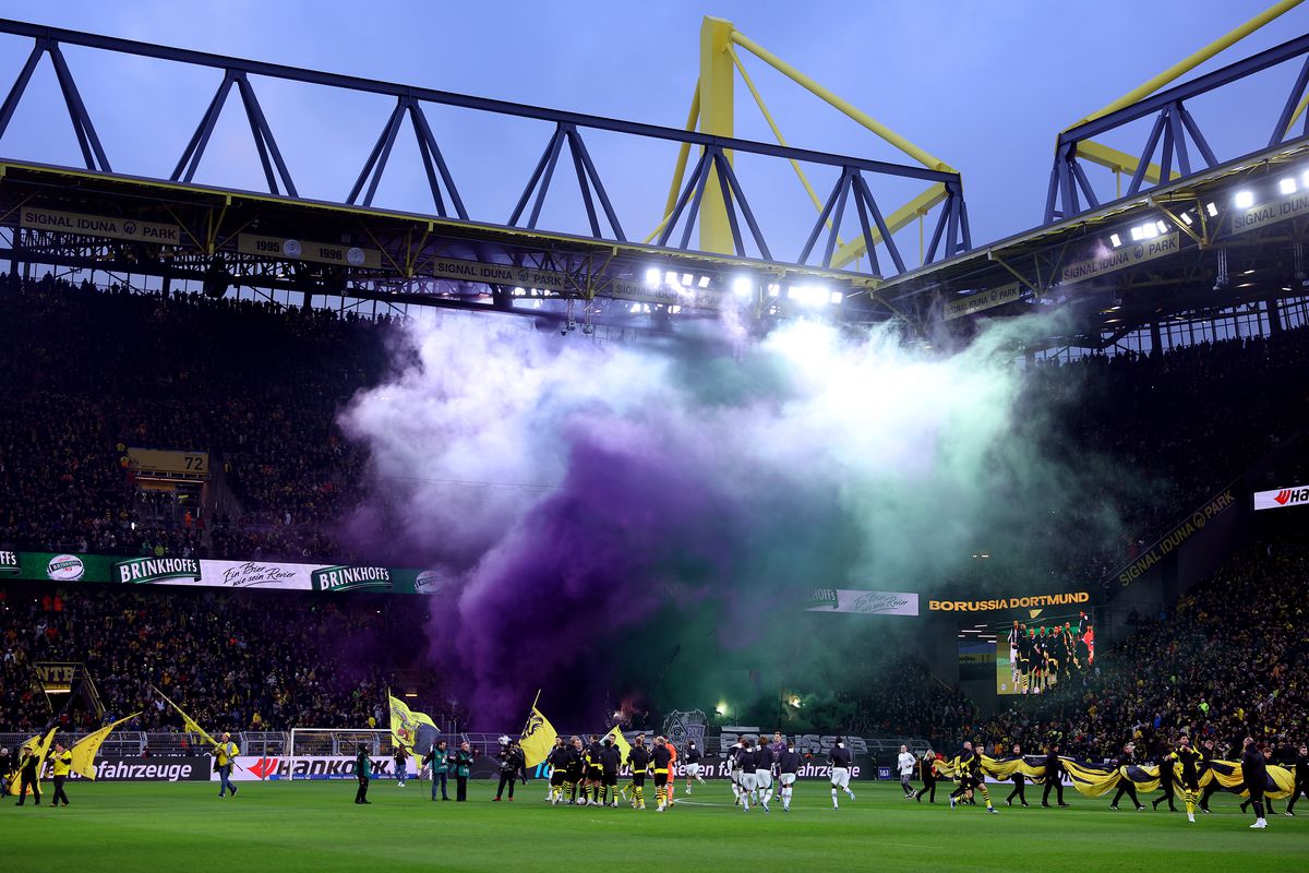 Moment INCREDIBIL pe stadionul Borussiei Dortmund » O echipă de renume din România, sărbătorită de nemți: torțe, fum și un mesaj imens