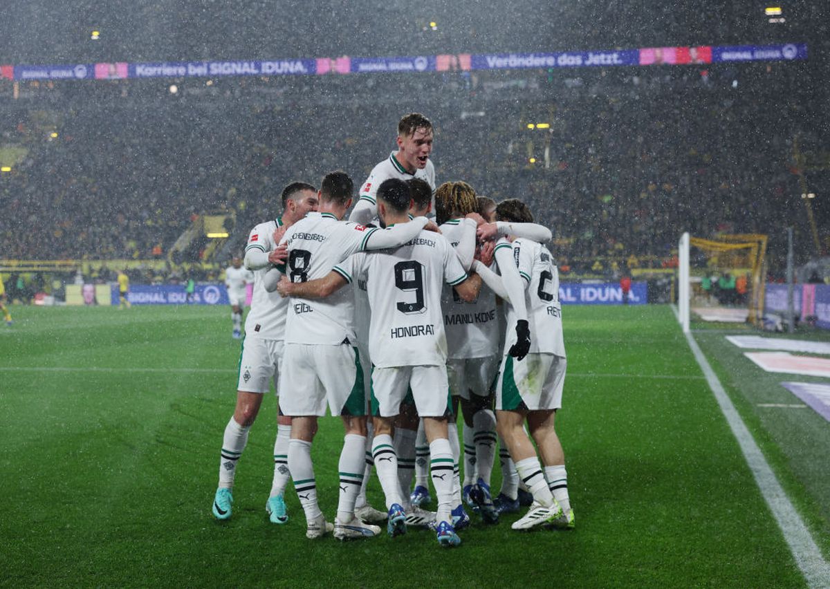 Moment INCREDIBIL pe stadionul Borussiei Dortmund » O echipă de renume din România, sărbătorită de nemți: torțe, fum și un mesaj imens