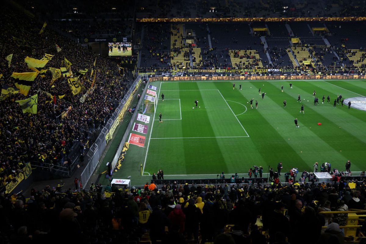 Moment INCREDIBIL pe stadionul Borussiei Dortmund » O echipă de renume din România, sărbătorită de nemți: torțe, fum și un mesaj imens