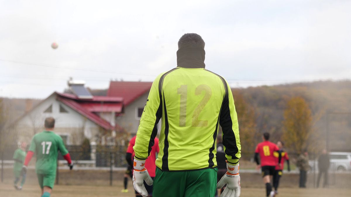 Vânătorul Rățoaia joacă cu mici și pastramă pe marginea terenului! „Uite-l și p-ăsta! Cu cerbul carpatin ne distrăm la maximum”