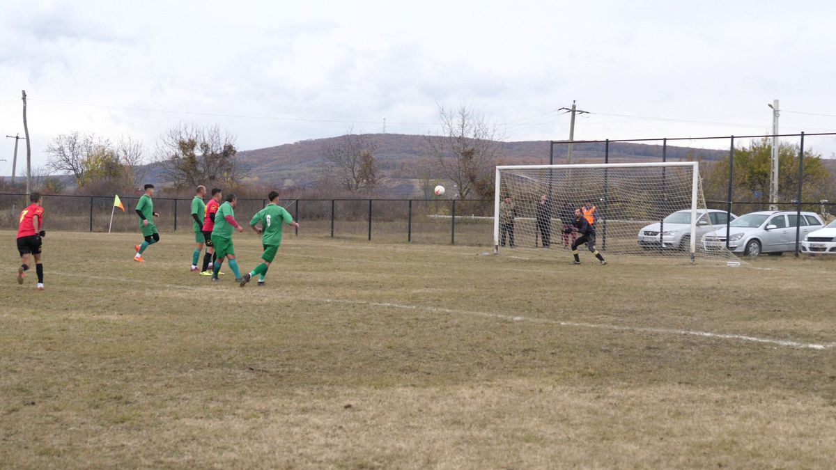 Vânătorul Rățoaia joacă cu mici și pastramă pe marginea terenului! „Uite-l și p-ăsta! Cu cerbul carpatin ne distrăm la maximum”