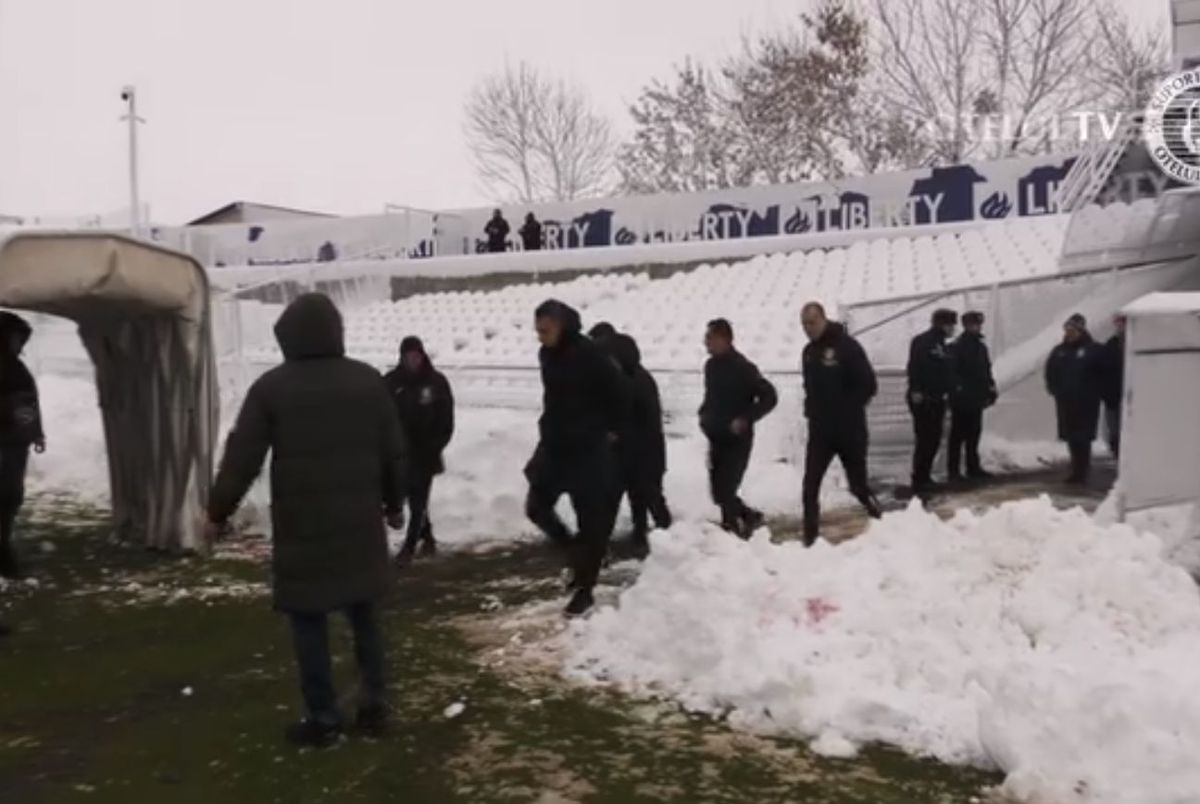 Imagine colosală de la Galați » Dorinel Munteanu a pus mâna pe lopată și a dat la zăpadă! Președintele i-a urmat exemplul