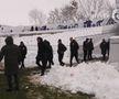 Imagine colosală de la Galați » Dorinel Munteanu a pus mâna pe lopată și a dat la zăpadă! Președintele i-a urmat exemplul