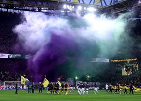 Moment INCREDIBIL pe stadionul Borussiei Dortmund » O echipă de renume din România, sărbătorită de nemți: torțe, fum și un mesaj imens