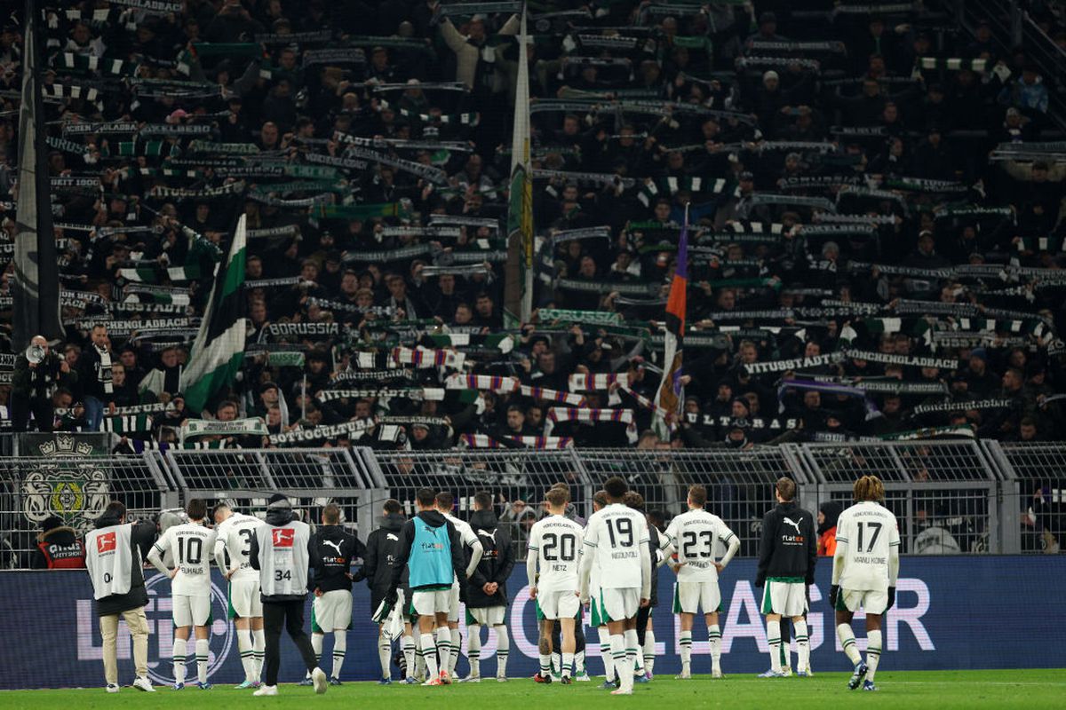 Moment INCREDIBIL pe stadionul Borussiei Dortmund » O echipă de renume din România, sărbătorită de nemți: torțe, fum și un mesaj imens