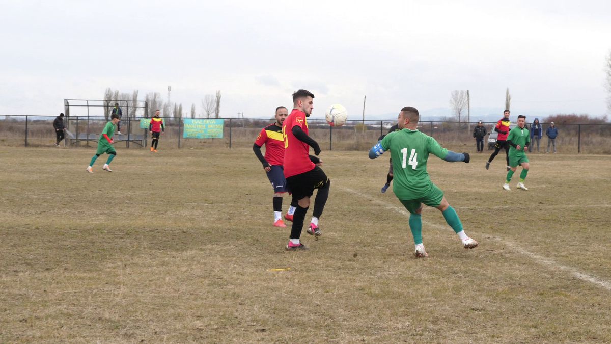 Vânătorul Rățoaia joacă cu mici și pastramă pe marginea terenului! „Uite-l și p-ăsta! Cu cerbul carpatin ne distrăm la maximum”