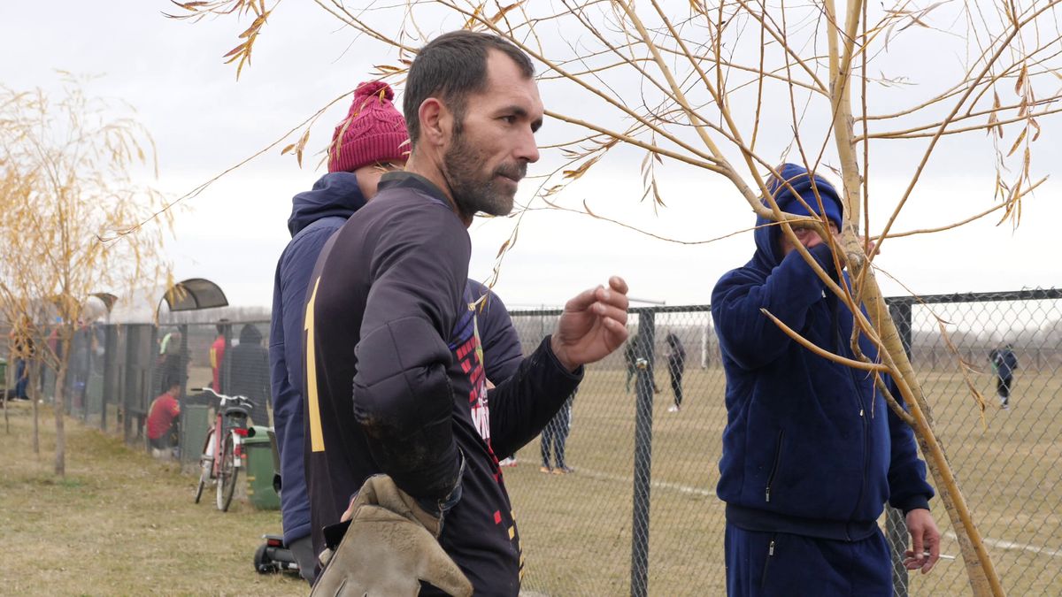 Vânătorul Rățoaia joacă cu mici și pastramă pe marginea terenului! „Uite-l și p-ăsta! Cu cerbul carpatin ne distrăm la maximum”