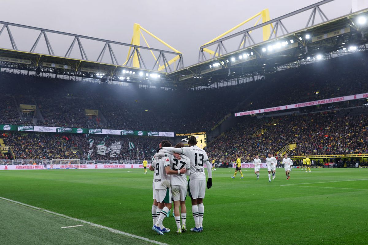 Moment INCREDIBIL pe stadionul Borussiei Dortmund » O echipă de renume din România, sărbătorită de nemți: torțe, fum și un mesaj imens