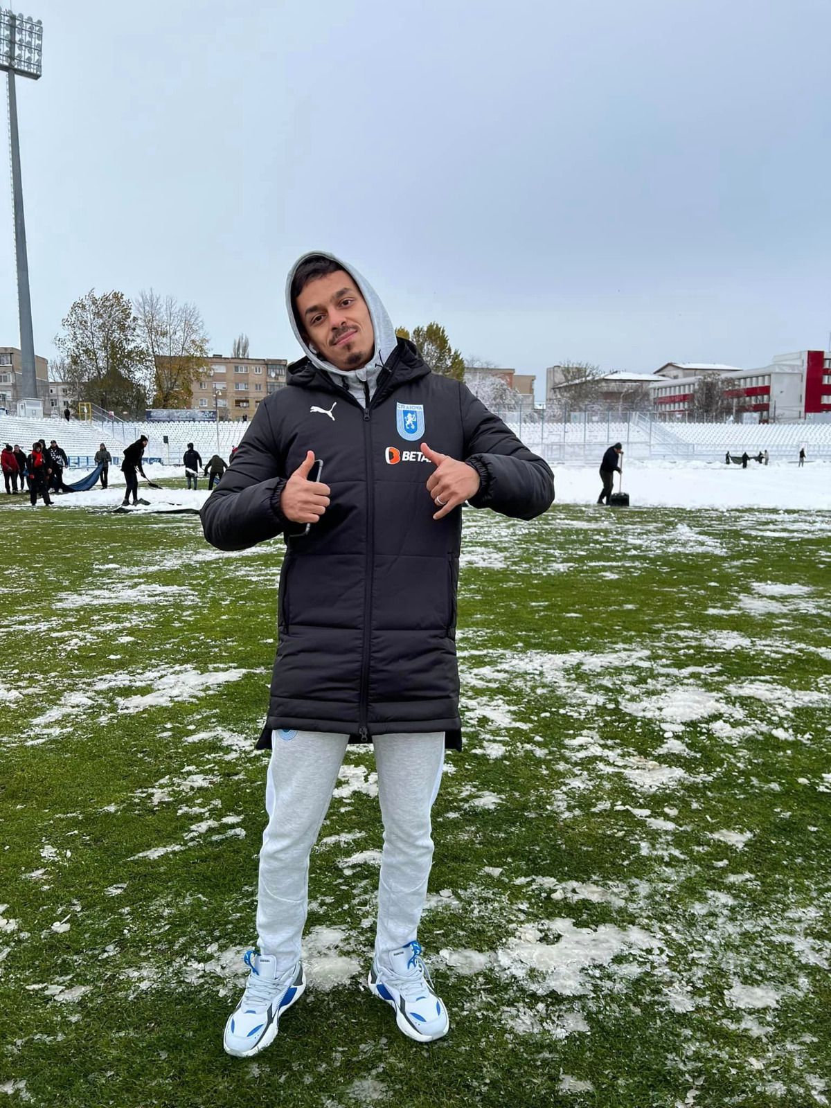 Dorinel Munteanu a pus mâna pe lopată și a dat zăpada înainte de Oțelul - Universitatea Craiova