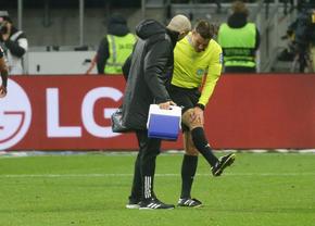 Și arbitrii se pot accidenta grav. Ce a pățit cunoscutul Felix Brych în Bundesliga!